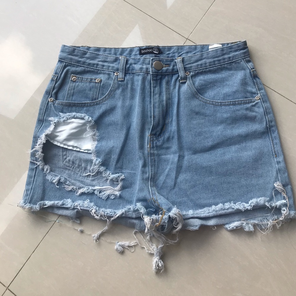Brand New never worn boohoo distressed shorts